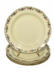 PLAZUID (Gouda, Holanda, 1930), Cinco pratos rasos confeccionados em faiança holandesa esmaltada na tonalidade creme, com pintura de guirlanda floral em rica policromia e realces em ouro, 2 apresentando bicados, medindo 24cm de diametro.