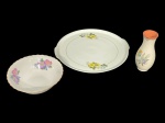 PORCELANA & FAIANÇA, Lote com 3 peças, A) RENNER, Medaillon, Prato para bolo confeccionado em porcelana esmaltada na tonalidade branca com pintura de flores e folhagens em policromia e filete em ouro, medindo 29x28cm, B) 1 tigela confeccionada em porcelana esmaltada na tonalidade branca, com pintura de flores e folhagens em policromia e borda filetada a tonalidade marrom, medindo 6x18cm e C) 1 vaso confeccionado em cerâmica vitrificada com pintura de flores e folhagens em policromia e craquele, medindo 15cm.