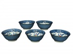 PORCELANA ORIENTAL, Cinco bowls confeccionados em porcelana oriental esmaltada na tonalidade azul, decorado por frisos e elementos geométricos, centro com pintura de flores, folhagens e frutos em rica policromia, marcado no verso, vide foto, medindo 7x15cm.