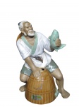 ESCULTURAS, Escultura confeccionada em cerâmica oriental porcelanizada representando pescador, esmaltado em policromia, medindo 17,5cm.