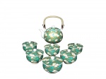 PORCELANA ORIENTAL, Chaleira com 6 xícaras com tampa confeccionadas em porcelana oriental esmaltada na tonalidade verde, decorado por flores e folhagens em douração, alça central em plástico rígido, chaleira medindo 13x17x13cm e xícaras 8x9,5cm.