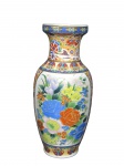 PORCELANA ORIENTAL, Vaso confeccionado em porcelana oriental esmaltada na tonalidade branca, ricamente decorado por flores e folhagens em policromia com perolados em relevo e filetes dourados, marcado no verso, medindo 30,5x10cm.