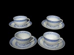 PORCELANA ORIENTAL, Quatro xícaras para chá com seus respectivos pires confeccionados em porcelana esmaltada na tonalidade branca, dita: Grão de Arroz, pintadas a mão na técnica blue and white, representando dragões celestiais, nuvens, morcegos, além de elementos geométricos e vegetalistas, padrão dito grão de arroz (denominação dada as peças em porcelana que, após minuciosamente entalhadas com estilete, são embebidas diversas vezes em barbotina, antes da queima, para dar este efeito), verso com marca de origem em legenda e caracteres, medindo 5x10x8,5cm.