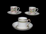 PORCELANA, Lote com 3 peças, sendo: A) VISTA ALEGRE (Portugal), 1 xícara de café com seu respectivo pires confeccionado em porcelana portuguesa esmaltada na tonalidade branca com pintura de guirlanda de folhagens na tonalidade verde e borda filetada a ouro, medindo 5x6,5x4,5cm e B) 1 par de xícaras para café com seus respectivos pires confeccionadas em porcelana esmaltada na tonalidade branca com pintura de flores e folhagens em policromia, medindo 4x6x4,5cm.