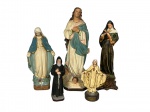 ARTE SACRA, Lote com 5 imaginárias diversas confeccionadas em gesso patinado, sendo: A) Nossa Senhora da Assunção, colados e bicados, medindo 40cm, B) Santa Rita, bicados, medindo 34cm, C) Nossa Senhora das Graças, bicados e falhas, medindo 31cm, D) Nossa Senhora das Mercês, bicados, e C) São Bento, medindo 21cm. Todos vendidos no estado.