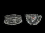 CRISTAL, Lote com 2 peças, sendo: A) 1 bowl confeccionado em cristal sueco translucido, lapidado em caneluras e borda em ondulações, selo da cristaleria, medindo 9x15cm e B) 1 bowl confeccionado em cristal translucido, lapidado em caneluras e borda em metal prateado, medindo 7x16cm.