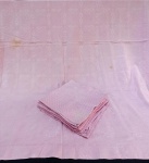 CAMA E MESA, onze (11) peças, sendo: 1 toalha de mesa e 10 guardanapos, confeccionados em tecido jacquard acetinado, 58% algodão, 48% poliéster, tonalidade rosa, medidas aproximadas: toalha 280 x 148 cm; guardanapo 50 x 48 cm, sinais de uso, possui manchas.