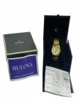 Bulova (Suíça, 1875), Relógio de pulso masculino modelo Dress, confeccionado em aço dourado, mostrador na tonalidade ouro decorado por frisos, acompanha certificado de garantia, nota fiscal e caixa original, provavelmente sem uso, funcionando, porém, sem garantias futuras, caixa medindo 5x4cm.