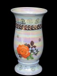 PORCELANA, Vaso confeccionado em porcelana na tonalidade branca com esmaltagem furtacor, pintura de flores e folhagens em policromia, guirlanda floral e de folhagens em ouro e borda filetada, falhas na douração, medindo 26x14cm.