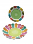 FAIANÇA, fruteira e presentoir confeccionados em faiança vitrificada branca decorados com gomos multicoloridos e pintura espiralada sobre ondulações nas bordas. Assinado e datado ao fundo. Medidas da fruteira 7 x 29 cm.