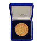 Medalha: Marinha do Brasil - Ministro da Marinha. Peça de presenteação, trazendo no verso o facsímile da assinatura do então Ministro Henrique Sabóia. Fabricada em metal dourado, com 5,5 cm de diâmetro.