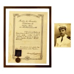 Medalha da Campanha do Atlântico Sul, concedida aos militares da FAB que participaram da Segunda Guerra Mundial. Acompanhada do diploma original, assinado pelo Ministro Armando Trompowsky, e fotografia do veterano aviador assinada em dedicatória datada de 1943.  Medalha vez mais escassa. Original, bem conservada. 