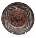 Arte Oriental - Belíssimo medalhão de cobre e outros metais, possivelmente Japão, com decoração ao gosto do período EDO ou como era chamado, Idade da Paz Ininterrupta (1603-1868) . Borda composta por fino trançado de metal. Ao centro cena lacustre com pássaros sobrevoando jardim. Peça assinada. Med. 7 x 52 cm de diâmetro (ME).  Desgastes e pequenas faltas com perdas. Nota de curiosidade: O Edo Bakufu (? do japonês: xogunato) ou Período Edo é um período da história do Japão que foi governado pelos xoguns da família Tokugawa, no período de março de 1603 a maio de 1868, estabelecido por Tokugawa Ieyasu (o primeiro xogum desta era) na então cidade de Edo (atual Tóquio) três anos após a batalha de Sekigahara.1Foi um período de forte isolamento político-econômico do país e rígido controle interno, regulando os feudos através do código de leis. Em 1868, o período terminou com a Restauração Meiji, quando o governo imperial (tenno) recuperou sua autoridade, marcando o fim das ditaduras feudais, iniciando a modernização do Japão.Em 268 anos o Japão passou por um período de relativa paz e de valorização das artes, como: o teatro kabuki, a pintura em madeira, arte do chá, escrita e a educação. Também desenvolveram-se a agricultura e a construção civil no setor de estradas, que posteriormente, contribuíram para a rápida industrialização do país.