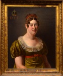 Importante Escola Europeia - Sem assinatura aparente. "Katharina Barbara Weiss ". Óleo sobre tela, portrait de Katharina Barbara Weiss, nascida Roser (1773-1835), retratada pelo renomado artista alemão Gottlob Wilhelm Morff (1771-1857), um dos retratistas mais requisitados do Reino de Württemberg. Med. 73 x 58,5 cm (MI); 87 x 72 cm (ME). Europa - Século XIX. Reentelada e restaurada, a obra apresenta intervenção, tendo sido acrescida à tela as iniciais "D L I", Dona Leopoldina Imperatriz, encimadas por coroa de Dom Pedro I, coroa confeccionada ao primeiro Imperador do Brasil, Provavelmente acrescidos a época de sua restauração na Europa. Existe pintura semelhante com imperceptíveis diferenças de autoria de Gottlob Wilhelm Morff , que nos revelou a identidade da retratada, catalogada no Acervo do Museu Alemão Staatsgalerie Stuttgart, tendo sido um legado de Friedrich Dörner, Stuttgart em 1935. A descrição da pintura na ficha técnica do museu catalogação nº 1944 - O pintor de retratos e miniaturas de Stuttgart Gottlob Wilhelm Morff (1771-1857) é aluno de Philipp Friedrich Hetsch. Ele é um dos retratistas mais requisitados do Reino de Württemberg." Proveniência através de relato oral: A obra pertenceu a Mássimo Ciolette (italiano naturalizado brasileiro), que ocupava o cargo de adido comercial do Brasil em Paris desde o tempo do Getúlio Vargas. Ele era apaixonado pelo Império do Brasil. Na revolução de 1964, os militares o retiraram do cargo. Ele e a mulher Irene continuaram a morar em Paris, mas tiveram que se desfazer de parte da coleção. O Colecionador Basileu da Costa Gomes, amigo de Ciolette, comprou o quadro e trouxe para o Brasil. Posteriormente sua filha opresenteou para o acervo, de outro apaixonado por titulares, Coleção Stambowsky - Rio de Janeiro/RJ. Nota de Agradecimento : Gratidão a Tarcio Via, antique jewelry and art consultant em Fort Lauderdale, Florida, que nos proporcionou a oportunidade de identificação da identidade da retratada.Fonte : https://www.staatsgalerie.de/de/sammlung-digital/katharina-barbara-weiss-geb-roser