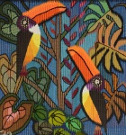 Eila Ampula (1916, Tampere, Finlândia 2008, Penedo, Brasil), "Tucanos",  Belíssima tapeçaria com motivos tropicais. Med. 1.28 x 1.22 m (ME). Marcas do tempo. Sujidade. Acervo Particular Rio de Janeiro/RJ. Nota Biográfica: Eila Ampula foi uma artista plástica fino-brasileira, conhecida por seus trabalhos de pintura a óleo, placas de cimento com tinta e tecelagem. Ela também integrou o grupo de fundadores da colônia finlandesa em Penedo, na cidade de Itatiaia, no Rio de Janeiro em 1929. Fonte: https://pt.wikipedia.org/wiki/Eila_Ampula . Nota de Transporte: Este item não poderá ser enviado pelos correios.