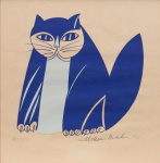 Aldemir Martins (Ingazeiras, Ceará - 1922 - São Paulo, São Paulo, 2006), "Gato Azul".  Assinada. Datada -1971. Tiragem: 70 de 100. Med 31 x 31 cm (MI); 36 x 36 cm (ME). Sujidade e pontos de acidez sobre o papel. Acervo Particular Rio de Janeiro/RJ. Nota Biográfica: Pintor, gravador, desenhista, ilustrador. Em 1941, participa da criação do Centro Cultural de Belas Artes, em Fortaleza, com Antonio Bandeira (1922-1967), Raimundo Cela (1890-1954), Inimá de Paula (1918-1999) e Mário Baratta (1915-1983), um espaço para exposições permanentes e cursos de arte. Três anos depois, a instituição passa a chamar-se Sociedade Cearense de Artes Plásticas - SCAP. Aldemir Martins produz desenhos, xilogravuras, aquarelas e pinturas. Atua também como ilustrador na imprensa cearense. Em 1945, viaja para o Rio de Janeiro, e, menos de um ano depois, muda-se para São Paulo, onde realiza sua primeira individual e retoma a carreira de ilustrador. Entre 1949 e 1951, frequenta os cursos do Museu de Arte de São Paulo Assis Chateaubriand - MASP e torna-se monitor da instituição. Estudou história da arte com Pietro Maria Bardi (1900-1999) e gravura com Poty Lazzarotto (1924-1998). Em 1959, recebe o prêmio de viagem ao exterior do Salão Nacional de Arte Moderna e permanece por dois anos na Itália. Desde o início da carreira sua produção é figurativa, e o artista emprega um repertório formal constantemente retomado: aves, sobretudo os galos; cangaceiros, inspirados nas figuras de cerâmica popular; gatos, realizados com linhas sinuosas; e ainda flores e frutas. Nas pinturas emprega cores intensas e contrastantes. Fonte: https://www.guiadasartes.com.br/aldemir-martins/resumo.