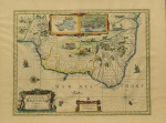 Cartografia - HONDIUS, HENDRIK(1597-1651), "Accuratissima Brasile Tabula".  Gravura de mapa. Mapa Brasiliana. Med. 37 x 47 cm (mancha); 47 x 59 cm (MI); 54 x 67 cm (ME).  Marcas do tempo. Ondulações , amarelecimento e  pontos de acidez  sobre o papel.Nota histórica : O mapa com o título Accuratissima Brasil Tabula foi produzido no século XVII por Joannes Janssonius.Este mapa refere-se ao período da Dominação Holandesa no Nordeste, ele mostra dois encartes: um da Baía de Todos os Santos e outra da Vila de Olinda de Pernambuco. O mapa descreve o litoral brasileiro, dividido em Capitanias.Destacando a Ilha de Santa Catarina, o rio Tapuca, a Ilha da Cananéia, a Capitania de São Vicente, São Paulo, São Vicente, índios miramumins, índios tupinambás, a Capitania do Rio de Janeiro, índios malopaques, índios margaias, a Capitania do Espírito Santo, índios tapuias", índios apiapetang, a Capitania de Porto Seguro, índios aymoresAimorés, Porto Seguro, rio dos Frades, Capitania de Ilhéus, índios Guaymures, Ilhéus, a Baía de Todos os Santos, a Capitania da Bahia, índios Maraquites, índios tupinambás, o rio Real, o rio São Francisco, a Capitania de Pernambuco, a Vila de Olinda, a Capitania da Paraíba, índios Potiguares, o rio Ceará, os baixos de São Roque, a ponta de Macuripe Mucuripe , o rio Pará, o rio Meary Mearim e a cidade de Nazaré. Além disso, o mapa traz algumas representações de antropofagiaA fim de melhor compreender a importância deste mapa na história do Brasil, cabe destacar o que foi o Domínio Holandês no Nordeste Açucareiro.Segundo o historiador Ronaldo Vainfas, as chamadas invasões holandesas no nordeste do Brasil estiveram profundamente vinculadas à União Ibérica e à guerra de independência que as Províncias Unidas dos Países Baixos moveram contra a Espanha. As disputas interferiram no comércio entre os Países Baixos e Portugal, sobretudo, na compra de sal para a indústria de pesca holandesa, além disso, os judeus de Amsterdã participavam da produção e do comércio de açúcar no Brasil.Ao término da trégua hispano-holandesa (1609-1621), este comércio de sal e açúcar estava comprometido. Com isto, surgiu a Companhia das Índias Ocidentais, em defesa desses interesses, o qual recebeu o monopólio do comércio, navegação e conquista da área americana sob controle ibérico.A primeira tentativa de conquista holandesa no Brasil ocorreu em 1624, em Salvador, a capital da Colônia. Esta invasão durou um ano, e apesar do fracasso na Bahia, os holandeses foram amplamente recompensados, 1628, com a apreensão, nas Antilhas de um carregamento de prata americana para a Espanha. Dessa forma, os recursos obtidos com este ato de pirataria serviram para financiar uma segunda tentativa, desta vez contra Pernambuco.Os holandeses chegaram em Pernambuco em 1630 com uma esquadra de 70 navios, dominando Recife e Olinda sem maiores problemas, apesar dos preparativos de defesa efetuados por Matias de Albuquerque, governador de Pernambuco.O historiador Evaldo Cabral de Mello dividiu a dominação holandesa em três períodos distintos. O primeiro, entre 1630 e 1637, teria se caracterizado pelo impasse militar, com os holandeses sitiados em Olinda e a resistência lusa imobilizada por falta de recursos. A partir de 1632, os holandeses começaram expedições destinadas a queimar engenhos, roças, canaviais e a amedrontar a população colonial. Conquistaram a Paraíba, o Rio Grande do Norte e Itamaracá. Este período, portanto, foi marcado pela guerra de resistência: enormes baixas nos exércitos luso-espanhóis, fuga dos senhores de engenho para a Bahia, ocupação holandesa do território entre o rio São Francisco e Ceará, e finalmente, pela trégua luso-holandesa de 1637 a 1641.O segundo período, entre 1637 e 1645, coincide com o governo de João Maurício de Nassau, marcado por uma paz precária, interrompida por ataques promovidos pelos senhores refugiados na Bahia contra engenhos e povoações. Houve um expressivo alargamento do território, incluindo Sergipe, e parte da África, marcando, assim, a entrada holandesa no valioso tráfico de escravos. Cabe ressaltar que durante o governo de Nassau, Recife tornou-se a cidade mais cosmopolita do Brasil, além disso, este tornou-se um mecenas, patrocinando a vinda de artistas, naturalistas, matemáticos e médicos que investigaram a natureza e a paisagem nordestina. E ainda, no seu governo a preocupação com a reorganização da produção açucareira se entrelaçou com as operações militares, garantindo assim, o funcionamento da economia e da segurança. Entretanto, o principal problema de Nassau residia no conturbado convívio entre calvinistas, católicos e judeus, como também os cristãos novos portugueses.Cabe destacar as contradições do Brasil Holandês. Ao longo do tempo, tornaram-se claras as divergências entre Nassau e a Companhia das Índias Ocidentais, esta buscava objetivos mercantis a curto prazo, enquanto ele considerava primordial encontrar uma conciliação holandesa no nordeste. Portanto, a estabilidade da conquista dependia dessa comunidade acuada por dívidas e antagonismos religiosos. Com isto, a independência de Portugal em face da Espanha, em 1640, tornou-se mais um problema para o Domínio Holandês.O terceiro período de dominação deu-se entre 1645 e 1654, correspondendo às guerras de Restauração e à derrota definitiva dos holandeses. Para alguns historiadores, os holandeses não interiorizaram a conquista, concentrando-se nos centros urbanos, e ainda, apesar da superioridade bélica, os holandeses se encontravam em desvantagem no âmbito cultural. Uma vez que os portugueses além de consolidarem seu vernáculo nas comunidades, haviam fincado profundas raízes de colonização que não foram eliminadas com a derrotada militar de 1630.De todo modo o âmbito da resistência se ativou com a reconquista do Maranhão, em 1643, e a insurreição de 1645 ganhou ênfase com o endividamento dos plantadores de cana. Seja como for, o declínio dos preços do açúcar foi o grande catalisador da crise do Brasil Holandês. Lembrando que a aliança luso-brasileira, dos moradores de Pernambuco e dos exilados na Bahia, contribuiu para a Restauração Pernambucana. Podemos dizer que domínio holandês no Brasil terminou em 1654, com a Capitulação da Campina da Taborda, todavia, a formalização diplomática da vitoriosa insurreição ocorreu somente em 1661, com a assinatura da Paz de Haia. Fonte : https://bndigital.bn.gov.br/dossies/biblioteca-virtual-da-cartografia-historica-do-seculo-xvi-ao-xviii/artigos/accuratissima-brasilae-tabula/