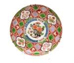 Arte Oriental - Belíssimo prato de porcelana japonesa dita "Imari", profusamente decorados, em sua policromia característica, pelos esmaltes nas cores azul índigo, verde e "rouge de fer" sobre fundo branco, reproduzindo as temáticas floral e grafismos. Presença de "double ring" e assinatura no verso. Japão -Séc. XIX.  Med. 25 cm (ME). Marcas do tempo. Coleção Particular Rio de Janeiro/RJ.