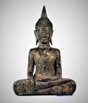 Arte Oriental - BUDDAH - Magnífica Representação de Buddah em bloco único de madeira maciça com resquícios da policromia original. O caráter singelo desta representação , assim como a ausência de adornos de ouro e pedraria, comuns nas peças ditas "templárias", denotam proveniência de santuário doméstico. CAMBODIA/Região vizinha SIEM REAP/ANGKOR WAT - circa 1880/1920. Med. 89 x 58 x 34 cm. (medidas totais). Marcas do tempo. Desgastes e faltas inerentes ao tempo e material. Coleção Particular Rio de Janeiro/RJ.Nota : Durante o período Colonial, muitas destas imagens foram trazidas ao ocidente, por intermédio dos estrangeiros residentes. Mas o maior período deste movimento , se deu durante o regime do Khmer Vermelho, atuante durante os anos entre 1975 e 1978, em quando muito do patrimônio do País foi saqueado e vendido a intermediários que os levavam a Tailândia e posteriormente os vendiam a preços muito elevados a comunidade ocidental, com o intuito de financiar a guerrilha do regime atuante, que neste momento se encontrava inebriada por imagens e artefatos provenientes do Extremo Oriente. Muitas peças foram para acervos de importantes Coleções e Museus, ao redor do planeta. Existem fragmentos inteiros dos principais templos Camboja nos museus do Louvre, Museu Guimet e outros ao redor do mundo. As imagens menores eram mais apreciadas por serem de fácil transporte, enquanto as maiores eram sistematicamente seccionadas e vendidas aos pedaços. Este tráfico durou até o início dos anos 80, quando o país passou a regulamentar e proibir a saída de qualquer obra de arte do território. Esta obra data de fins do século XIX, princípio do século XX, tendo vindo para o Brasil ainda dentro do período colonial e permanecido no acervo da mesma família. Nota de agradecimento: Agradecimento especial a Alfredo Bariani, da TZI leilões, por sua ímpar contribuição na identificação e localização da obra em questão. Nota de transporte: Esta obra não poderá ser enviada pelos correios.