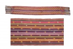 Arte Oriental - Indumentária -Reino Do Bhutan- Magnífico KABNEY(xale), que denomina parte da vestimenta Nacional masculina do Reino do Bhutan. Atribuível ao princípio do Século XX, é uma peça rara de um requinte inigualável. Med. 23 x 180 cm. Marcas de uso e do tempo. Acervo Particular Rio de Janeiro - RJ. Nota : Tecidos em teares manuais, em tiras de algodão e seda. Estas trazem em padrão geométrico e um espírito colorista ímpar. A técnica de tear constitui uma arte familiar sendo transmitida entre gerações durante séculos. Existe na capital um museu unicamente dedicado a esta arte, construído pela antiga imperatriz.