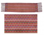 Arte Oriental - Indumentária -Reino Do Bhutan- Magnífico KABNEY(xale), que denomina parte da vestimenta Nacional masculina do Reino do Bhutan. Atribuível ao princípio do Século XX, é uma peça rara de um requinte inigualável. Med. 47 x 180 cm. Marcas de uso e do tempo. Acervo Particular Rio de Janeiro - RJ. Nota : Tecidos em teares manuais, em tiras de algodão e seda. Estas trazem em padrão geométrico e um espírito colorista ímpar. A técnica de tear constitui uma arte familiar sendo transmitida entre gerações durante séculos. Existe na capital um museu unicamente dedicado a esta arte, construído pela antiga imperatriz.