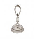 CHRISTOFLE - Raro e  elegante paliteiro de  metal com banho de prata. Marca de manufatura Christofle, famosa fábrica de ourivesaria prateada para serviços de mesa de origem francesa. Modelo Malmaison. Med. 14 x 7 cm (ME). Marcas de uso, com presença de pequenos desgastes. Acervo Particular Rio de Janeiro/RJ. Nota Histórica: A tradicional empresa foi fundada em 1830 quando o joalheiro francês Charles Christofle assumiu o comando da pequena joalheria pertencente à família de sua mulher, que desde 1793 atuava nesse ramo. Devido à qualidade de seus produtos a CHRISTOFLE se tornou fornecedora oficial da corte francesa em 1855.