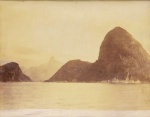 Autoria Não identificada, "Boca da Barra". Antiga fotografia reproduzindo ângulo privilegiado de iconografia do Rio de Janeiro com pão de açúcar e  o morro dois irmãos e ponta da pedra da gávea vistos através da boca da barra. Med 18 x 23 cm (MI) ; 29,5 x 34 cm (ME). Marcas do tempo. Coleção Particular Rio de Janeiro/RJ.