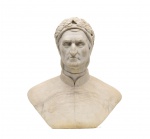 Dante Alighieri - Belíssimo busto de mármore finamente esculpido, representando escritor renascentista italiano Dante Alighieri. Itália - Século XIX. Med. 58 x 50 x 24 cm. Marcas do tempo. Desgastes. Acervo Particular Rio de Janeiro/RJ. Nota sobre o retratado: Dante Alighieri (12651321) é um dos mais importantes escritores da literatura mundial, frequentemente chamado de Pai da Língua Italiana. Sua obra mais conhecida, A Divina Comédia (La Divina Commedia), é considerada um marco da literatura universal e um dos maiores textos épicos da história. Dante nasceu em Florença, na Itália, em uma família de pequena nobreza. Foi influenciado por filósofos, teólogos e escritores clássicos, incluindo Virgílio, que ele homenageia em A Divina Comédia. Foi ativo na política de Florença, o que levou a seu exílio em 1302 devido a disputas entre facções políticas (guelfos e gibelinos). Viveu em diversas cidades italianas após o exílio, morrendo em Ravena em 1321.                     A obra, escrita em italiano vernacular (em vez do latim, como era comum na época), é dividida em três partes: Inferno, Purgatório e Paraíso. Cada seção descreve a jornada espiritual do narrador:1. Inferno: Dante, guiado pelo poeta Virgílio, atravessa os nove círculos do Inferno, onde os pecadores são punidos proporcionalmente às suas ações na Terra.2. Purgatório: Após sair do Inferno, Dante escala o Monte do Purgatório, onde as almas se purificam para alcançar o Paraíso.3. Paraíso: Guiado por Beatriz, sua musa e amor platônico, ele ascende pelos nove céus até a visão da glória divina. A Divina Comédia é uma síntese do pensamento medieval, combinando teologia, filosofia e poesia. Dante introduziu o terza rima, uma estrutura métrica de rimas encadeadas (ABA BCB CDC), que se tornou um marco estilístico. Sua obra influenciou profundamente a arte, literatura e filosofia ocidental. Curiosidades Beatriz: Foi a musa de Dante e inspiração para a figura central da Divina Comédia. Baseia-se em Beatrice Portinari, uma mulher que Dante conheceu na juventude. Impacto na Língua Italiana: Dante ajudou a consolidar o dialeto toscano como base do italiano moderno. Representação na Arte: Dante é frequentemente retratado com um chapéu de poeta (o capucho florentino) e uma coroa de louros.