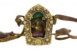 Arte Oriental  - Raríssimo oratório de viajem (relicário) miniatura de origem tibetana de metal e vidro, contendo em seu interior relíquias (imagem de Buddha e fragmento de tecido sagrado) e cadarço de couro Estes oratórios fazem parte da indumentária sagrada dos religiosos tibetanos, que os usam nas peregrinações aos templos, Principalmente ao Templo Jokhang, que fica no interior do palácio de Potala. Verdadeiros relicários, normalmente carregam em seu interior a imagem de Buddha e pedaço de tecido sagrado. Uma verdadeira preciosidade. Med. 5 x 4 x 2 cm. Marcas de uso e desgastes. Coleção Particular Rio de Janeiro/RJ.