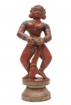 Arte Oriental - Devadasis  -  Belíssima e rara escultura de madeira policromada. Corpo profusamente policromado, cabelos negros e base na forma de flor de lótus estilizada. Representa as Devadasis - Virgens dançarinas e musicistas dedicadas ao serviço nos templos (Bailadeiras em português, Bayadères em francês, nome do ballet La Bayadère). Índia - Século XIX. Med. 39 x 14 x 11 cm (medidas totais). Marcas do tempo. Desgastes, quebradelas e perdas. Acervo Particular Rio de Janeiro/RJ.