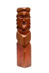 Arte Popular - Escultura de madeira maciça reproduzindo figura masculina (orante), em forma de totem. Assinada Leon. Datada 1996. Med 74 x 14 x 12 cm. Marcas do tempo. Acervo Particular Rio de Janeiro/RJ.