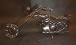 Motocicleta replica Harley Davidson daem miniatura feita por aproveitamento de rolimãs, parafusos, porcos e etc. Comprimento 22 cm