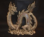 Grande escultura de dragão chines em resina decorado com espelhos, com perda de espelho em um dos lado rica em detalhes. Med. 26cm x 28cm