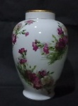 EJ - Vaso europeu circa 1960 estilo art nouveau, em porcelana branca decorada com flores policromadas, marcado, alt. 28cm. (fio de cabelo na borda).