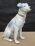 Cão, escultura em porcelana policromada, sem marcas de manufatura, 19cm, muito bem conservada