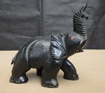 Escultura de elefante elaborada em pedra brasileira da cor preta . Med. 15x12cm.