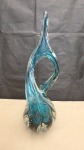 Lindo ornamento em cristal de murano azul espesso e pesado design diferente retorcido com curvas e bolhas medindo 55 x 25 cm