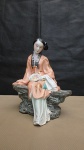 Estatueta chinesa representando Dignatária em fina porcelana policromada, alt. 20cm