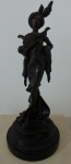 Escultura de dama com chapéu e leque, bronze patinado e base em mármore negro. Alt. 37 Cm sem base e 42cm com base.