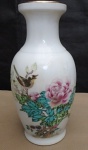 Lindo vaso de porcelana chinesa decorado com flores e pássaros, predominância do branco,  borda filetada a ouro. alt. 17 cm com marca no fundo.