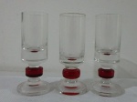 Jogo de 3 taças com base em vidro vermelho rubi, medindo 11x4