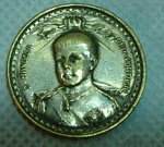 Colecionismo - Medalha ricamente trabalhada, com inscrição Dom Manoel II Rei de Portugal. Verso Inscrito Homenagem do Brasil 1889 à 1908. Com 28 mm diam