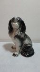 Esculura de cachorro executada em porcelana na cor preta e branca rica em detalhes. Alt 18 CM