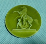 Colecionismo - Rússia - Rara Medalha em alumínio e resina com figura de uma homem sob o cavalo - 53mm - Lindo trabalho