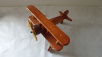 Lindo modelismo de madeira em alto padrão, ricamente trabalhado e envernizado, Avião com hélice articulável. Med. 24x11x27cm.