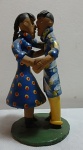Arte brasileira.  Interessante  grupo escultório de barro cozido com policromia, sendo casal dançando. Alt 15cm