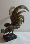Belíssima escultura em bronze de galo de briga com base em granito negro, altura 26cm