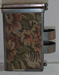 Linda cigarreira art-deco de coleção elaborada em metal policromia cobreada e revestida com tapeçaria gobelin.