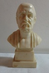 Escultura grega em resina retratando busto de Hipócrates. Assinada. Med. 15x9 cm
