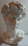 Grande busto romano em fibra de vidro com resina na cor branca, rica em detalhes. Med. 30cm